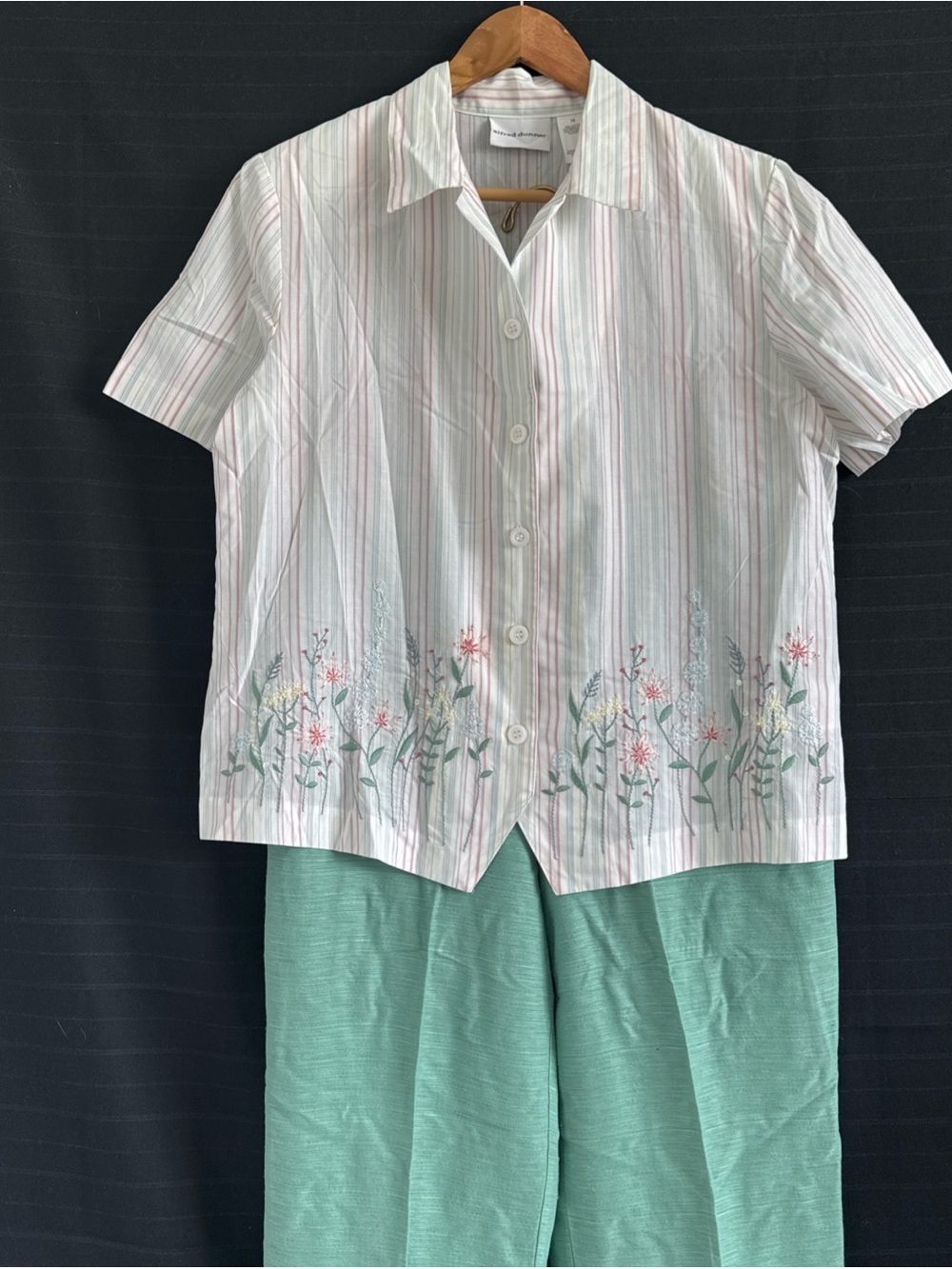 Alfred Dunner White Muted Stipe Short Sleeve Blouse Green Pants Outfit Set 10